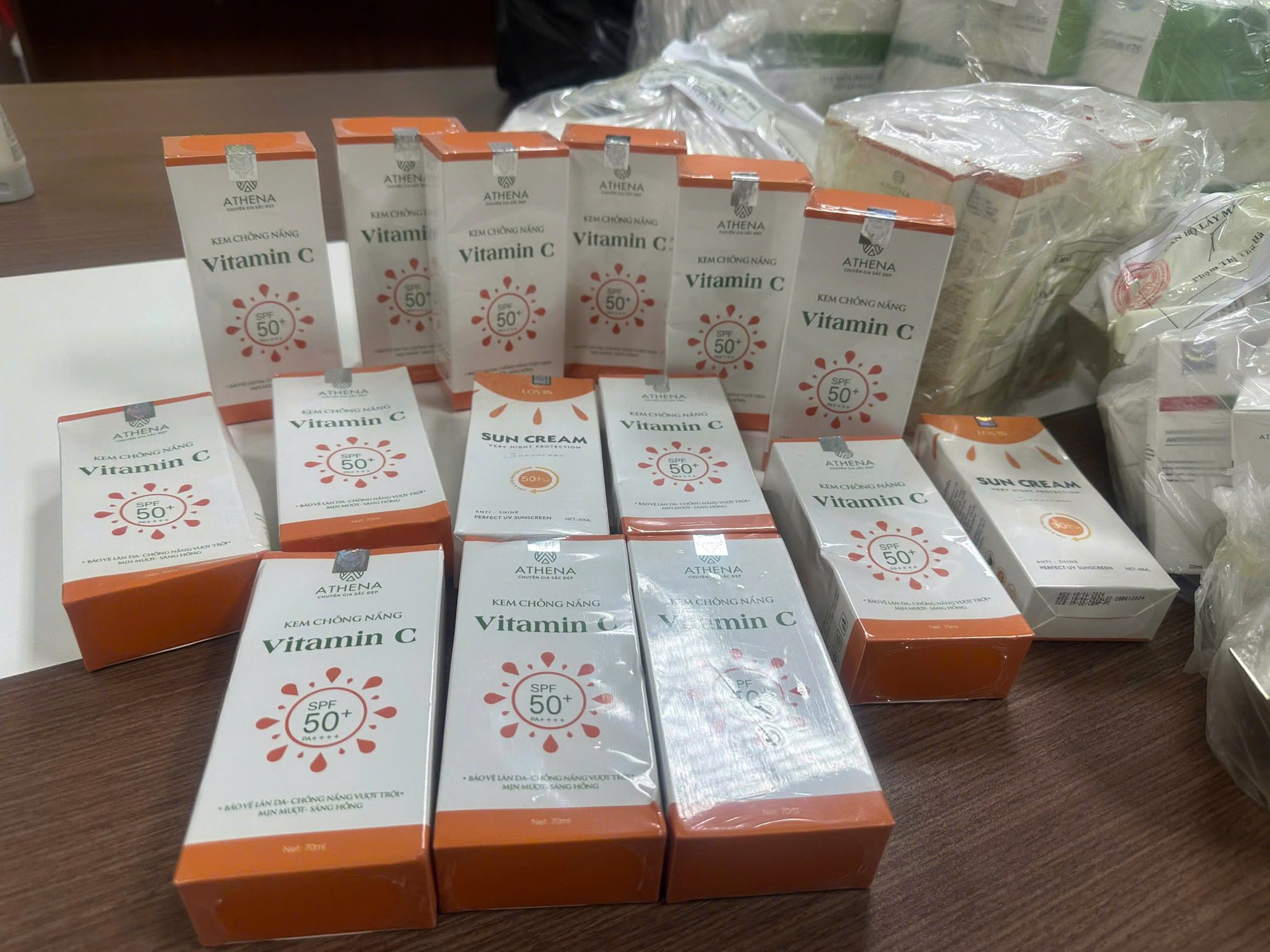 Giám đốc sản xuất kem chống nắng bị bắt