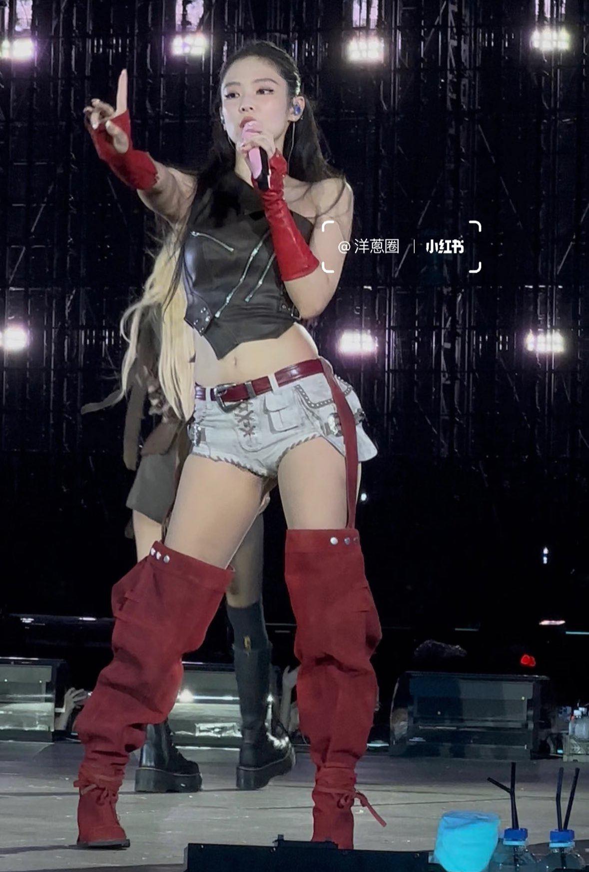Sự cố trang phục của Jennie gây tranh cãi trong concert - Ảnh 2.