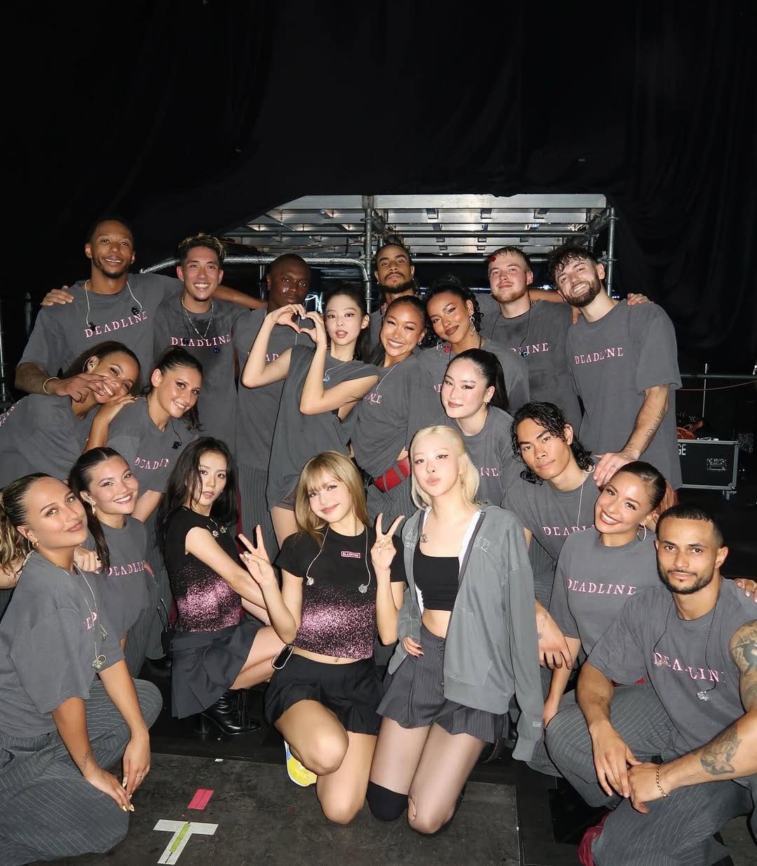 Sự phân biệt trong cách mời khách VIP tại concert của nhóm nhạc nữ đình đám - Ảnh 11.