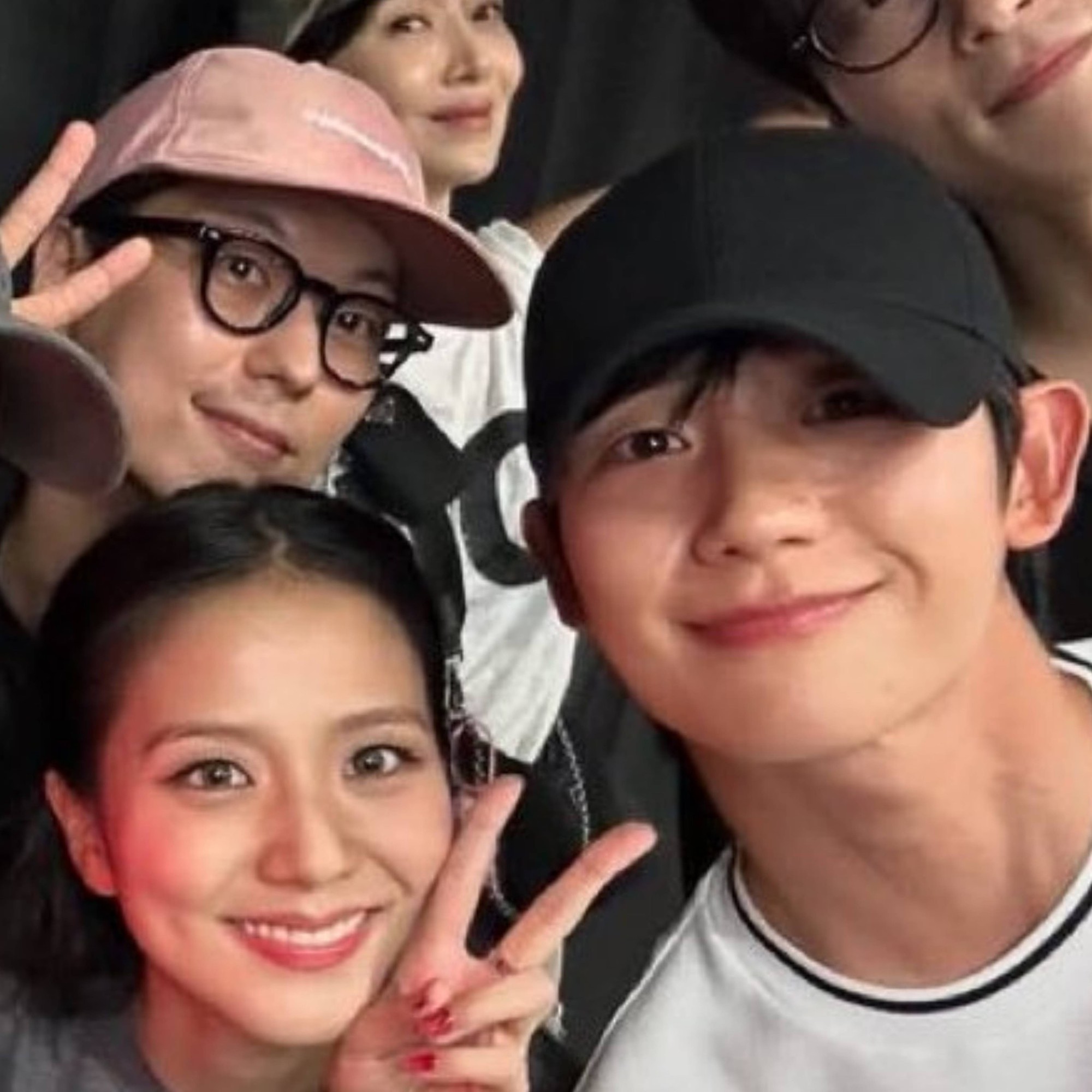 Sự phân biệt trong cách mời khách VIP tại concert của nhóm nhạc nữ đình đám - Ảnh 6.