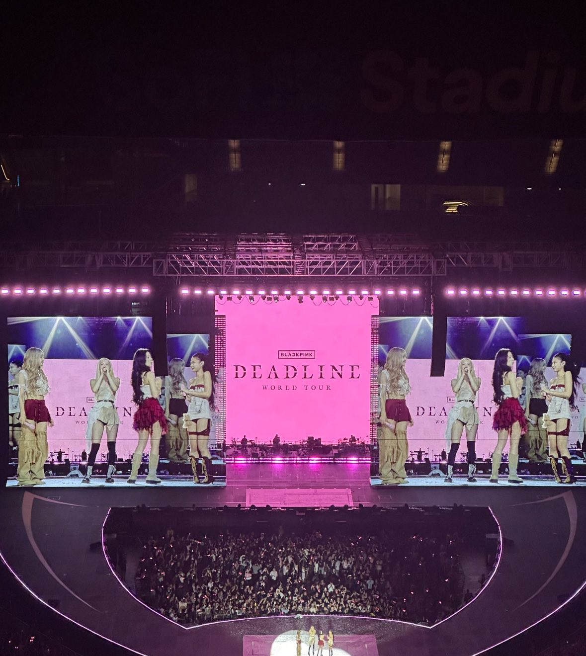 Concert BLACKPINK tại Mỹ gây thất vọng, Lisa gặp sự cố nguy hiểm - Ảnh 1.