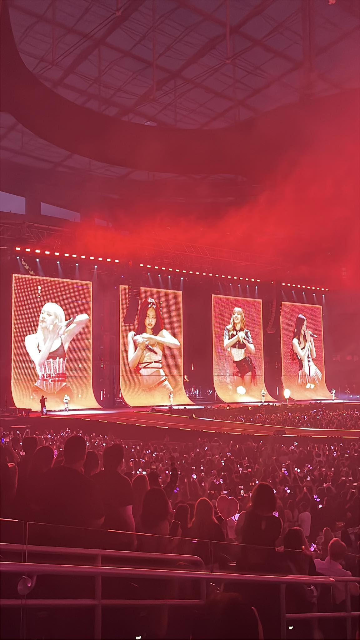 Concert BLACKPINK tại Mỹ gây thất vọng, Lisa gặp sự cố nguy hiểm - Ảnh 10.