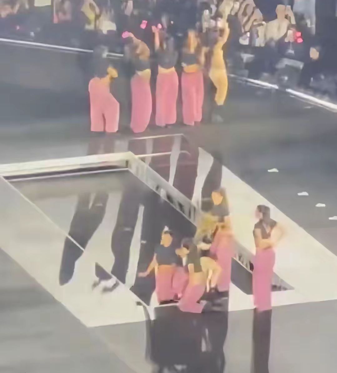 Concert BLACKPINK tại Mỹ gây thất vọng, Lisa gặp sự cố nguy hiểm - Ảnh 9.