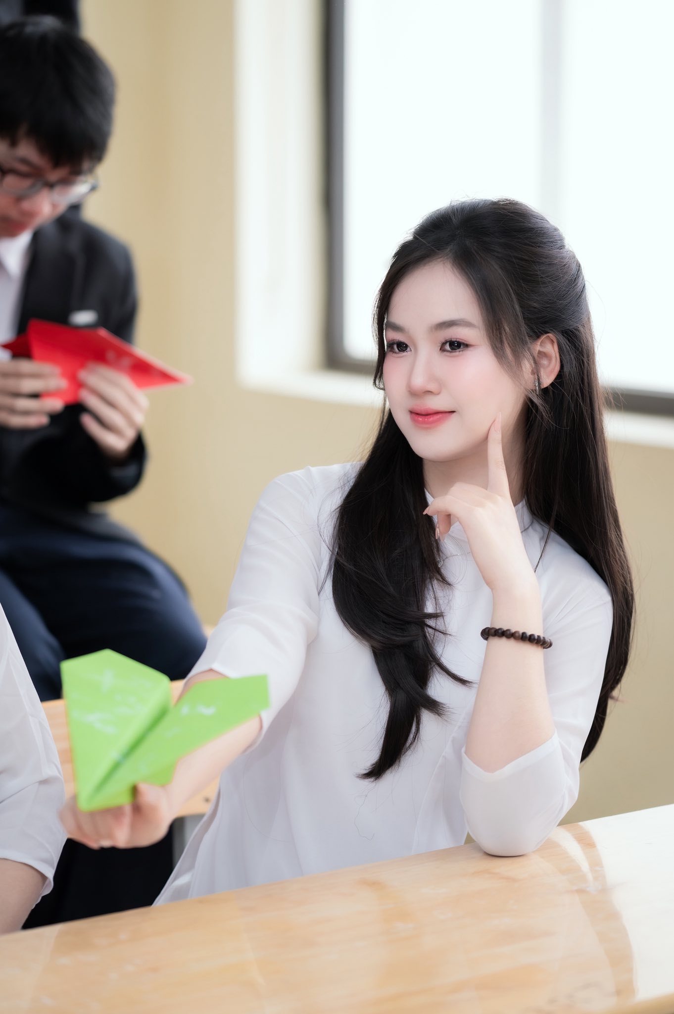 Thủ khoa khối A00 Hiền Mai gây sốt với vẻ đẹp và tài năng trên sóng truyền hình - Ảnh 8.