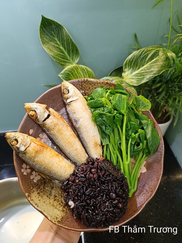 Cơm gạo lứt hạt hữu cơ ăn cùng cá trích chiên và rau khoai lang luộc.