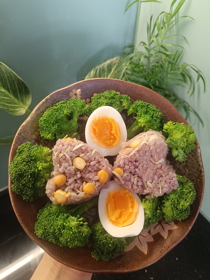 Món xôi đậu gà, trứng luộc và súp lơ luộc.