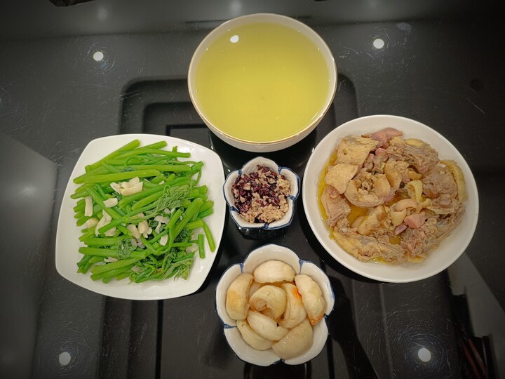 Bữa ăn được chuẩn bị chu đáo cho cả gia đình.