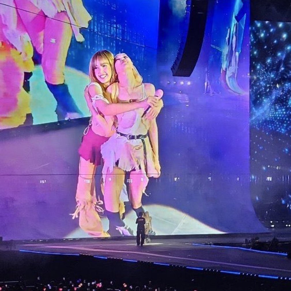 Sự cố ngoại tình tại concert Coldplay trở thành hiện tượng hài hước, đến BLACKPINK - BTS cũng không ngại mỉa mai- Ảnh 6.