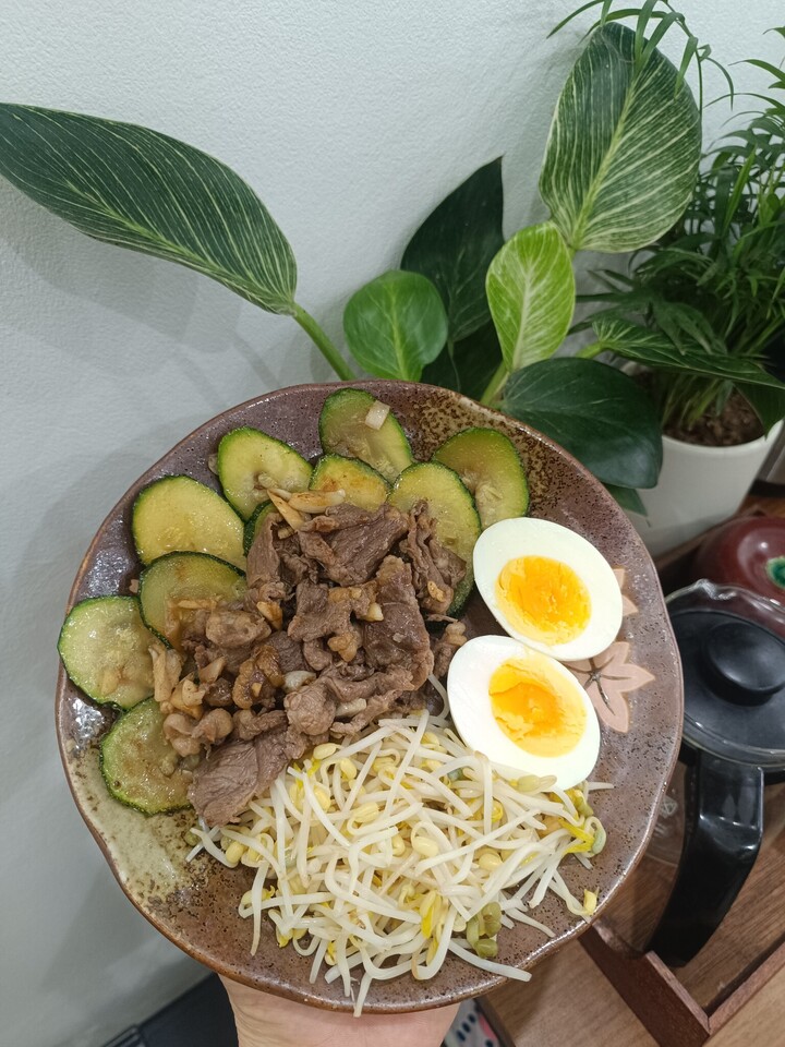 Bữa sáng có giá đỗ tự ủ, trứng gà nhà và bí ngòi xào thịt bò.