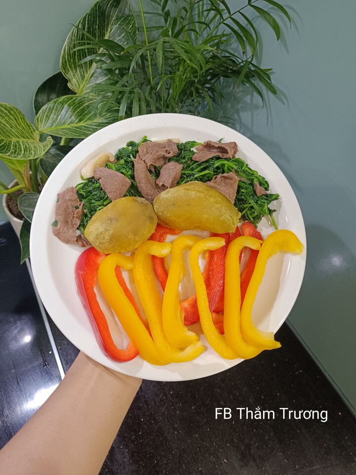 Thịt bò xào rau mầm Hà Lan, khoai lang và ớt chuông.