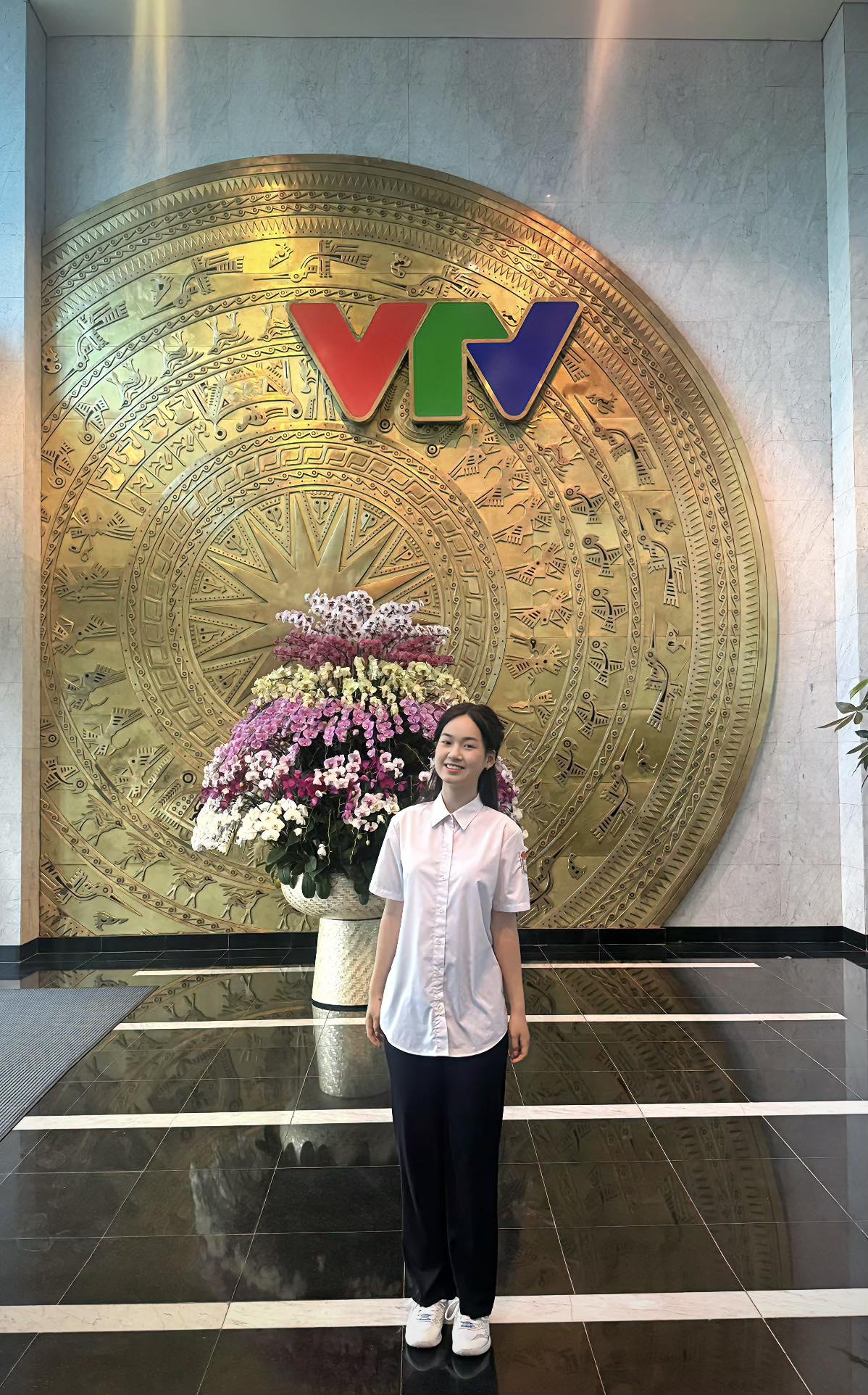 Thủ khoa khối A00 Hiền Mai gây sốt với vẻ đẹp và tài năng trên sóng truyền hình - Ảnh 7.