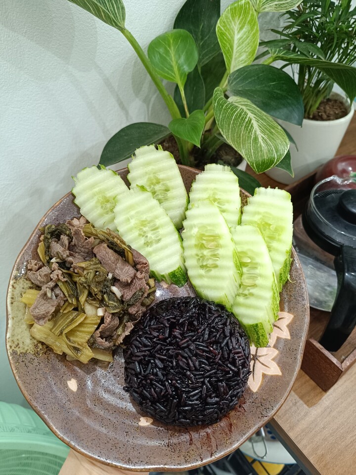 Món thịt bò xào dưa, ăn cùng cơm gạo lứt và dưa chuột.