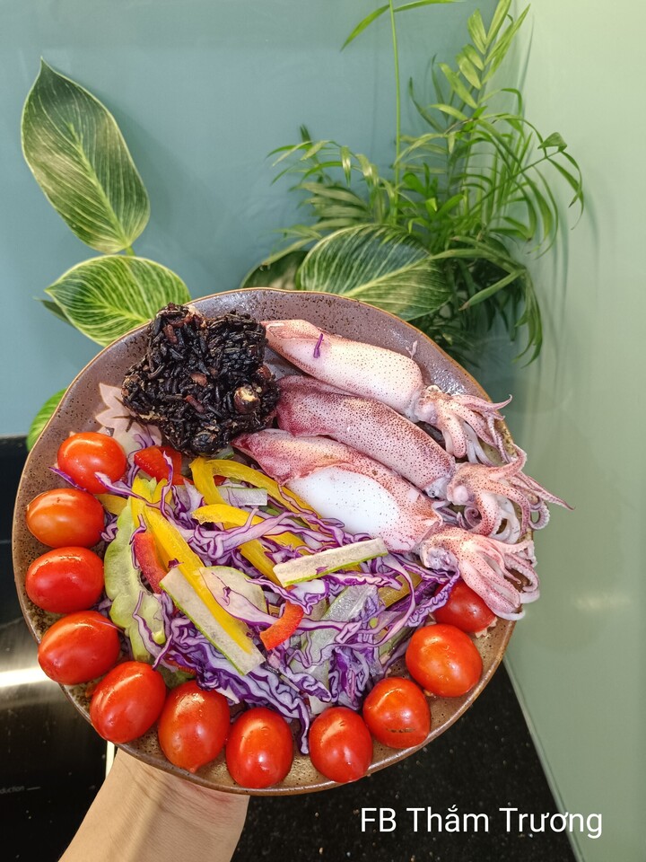 Mực luộc ăn cùng cơm gạo lứt và salad rau củ.