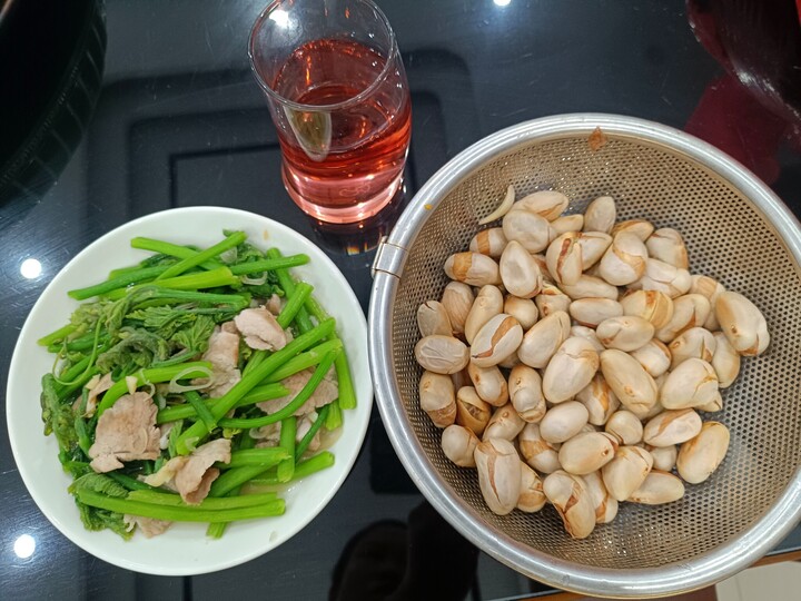 Bữa sáng đơn giản với thịt xào rau bí, hạt mít và nước dấm lựu.