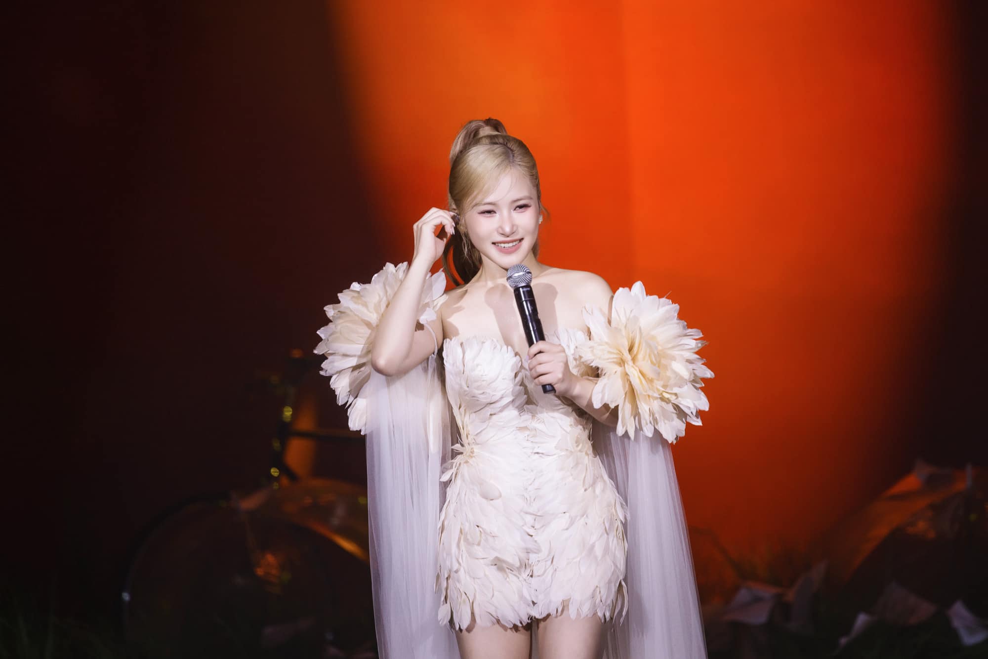 Hương Tràm và fan nữ
