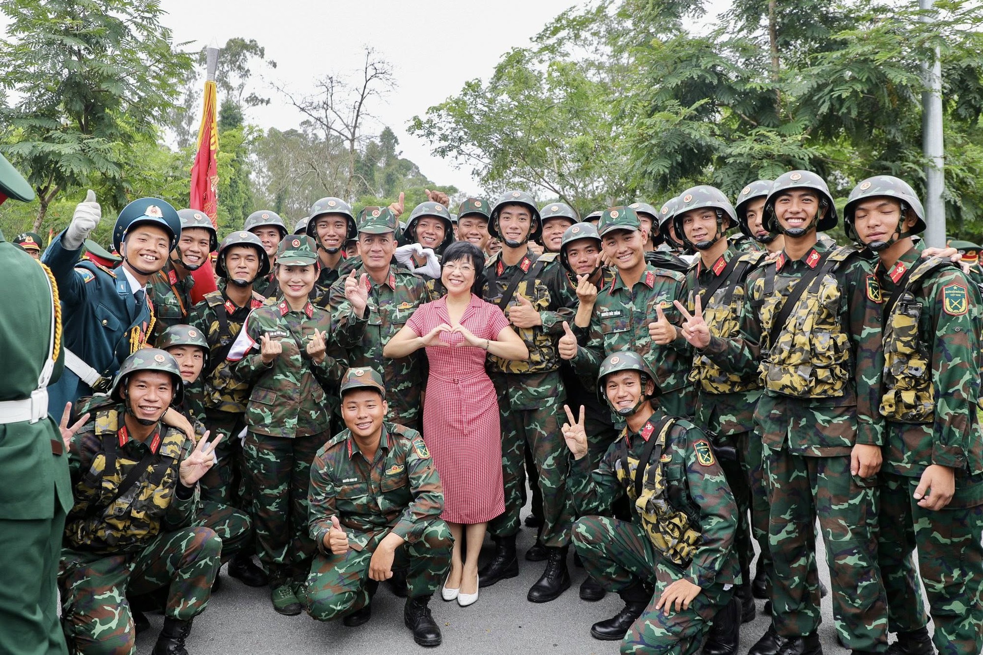 MC Thảo Vân cùng các chiến sĩ