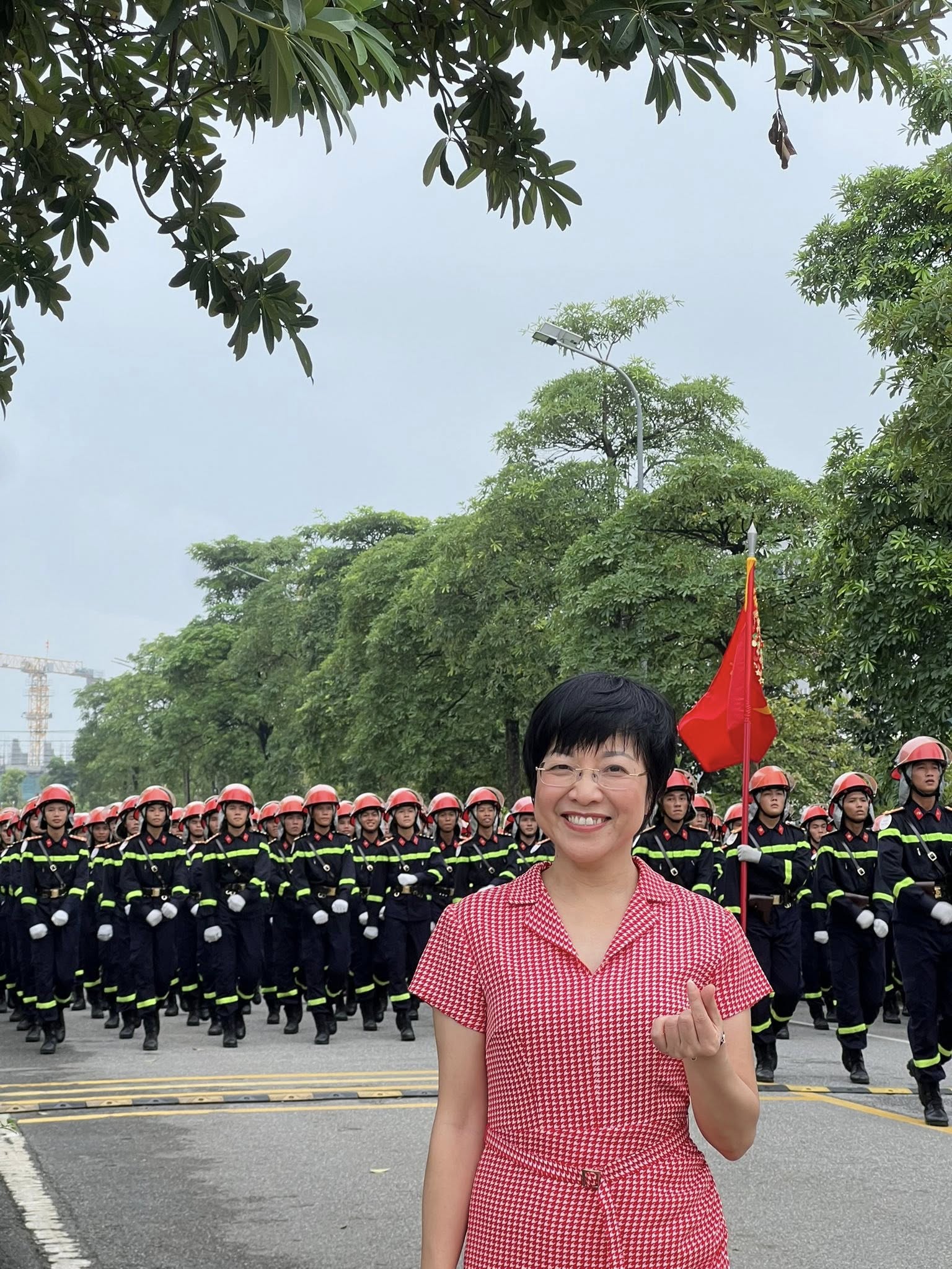 MC Thảo Vân cùng các chiến sĩ