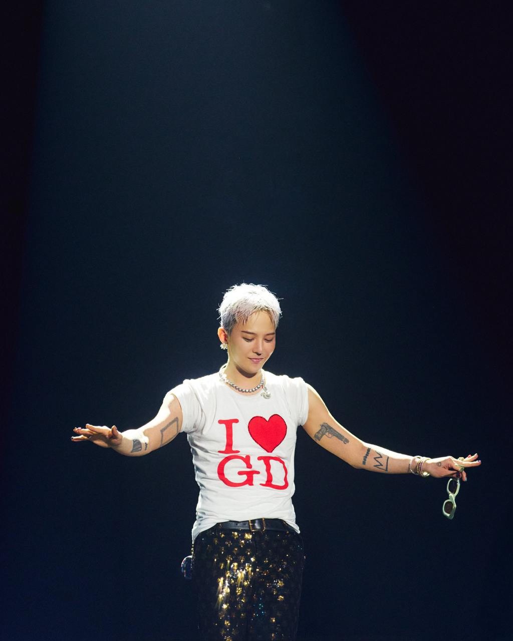 Sự cố gây tranh cãi tại concert của G-Dragon khiến fan phẫn nộ - Ảnh 5.