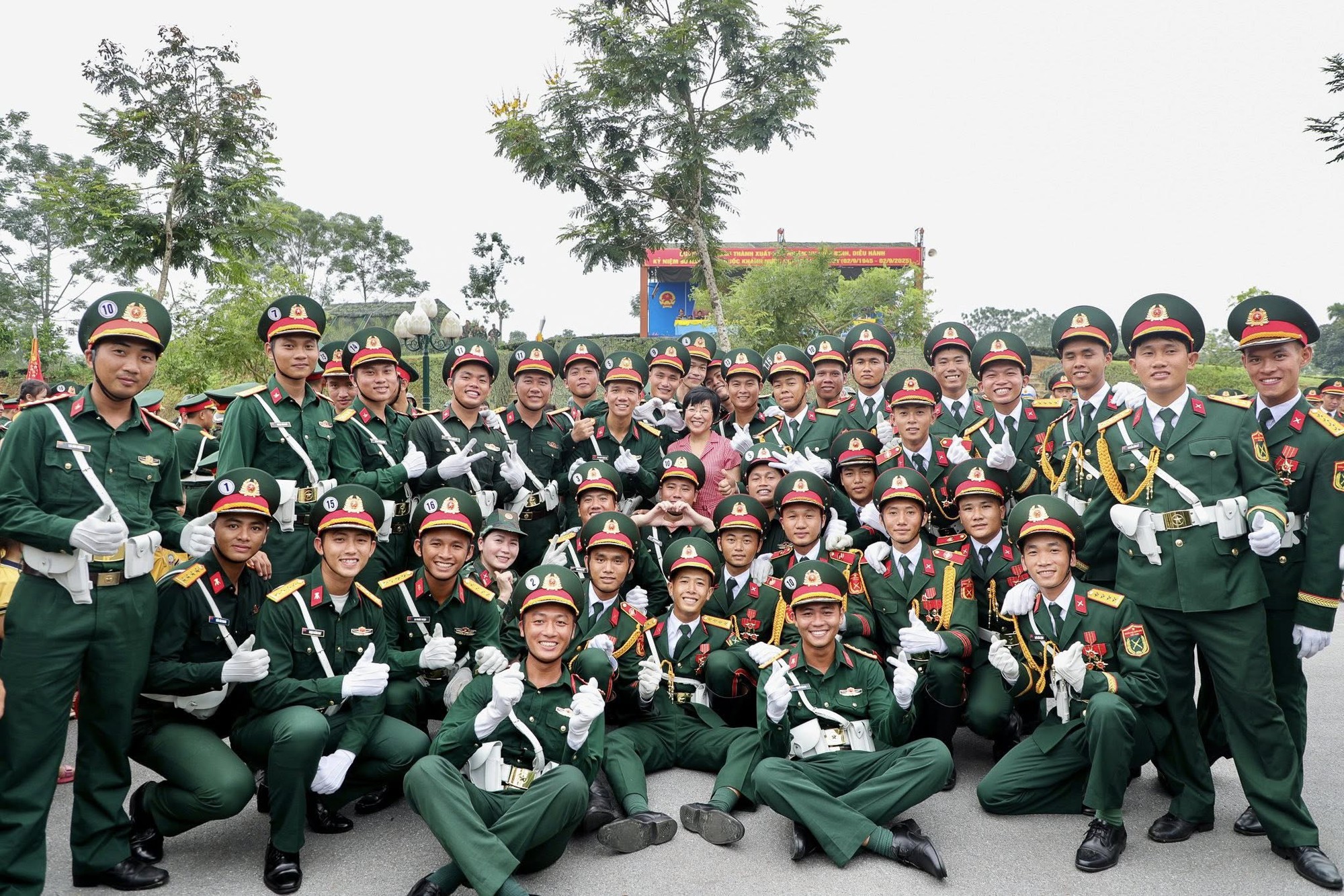 MC Thảo Vân cùng các chiến sĩ