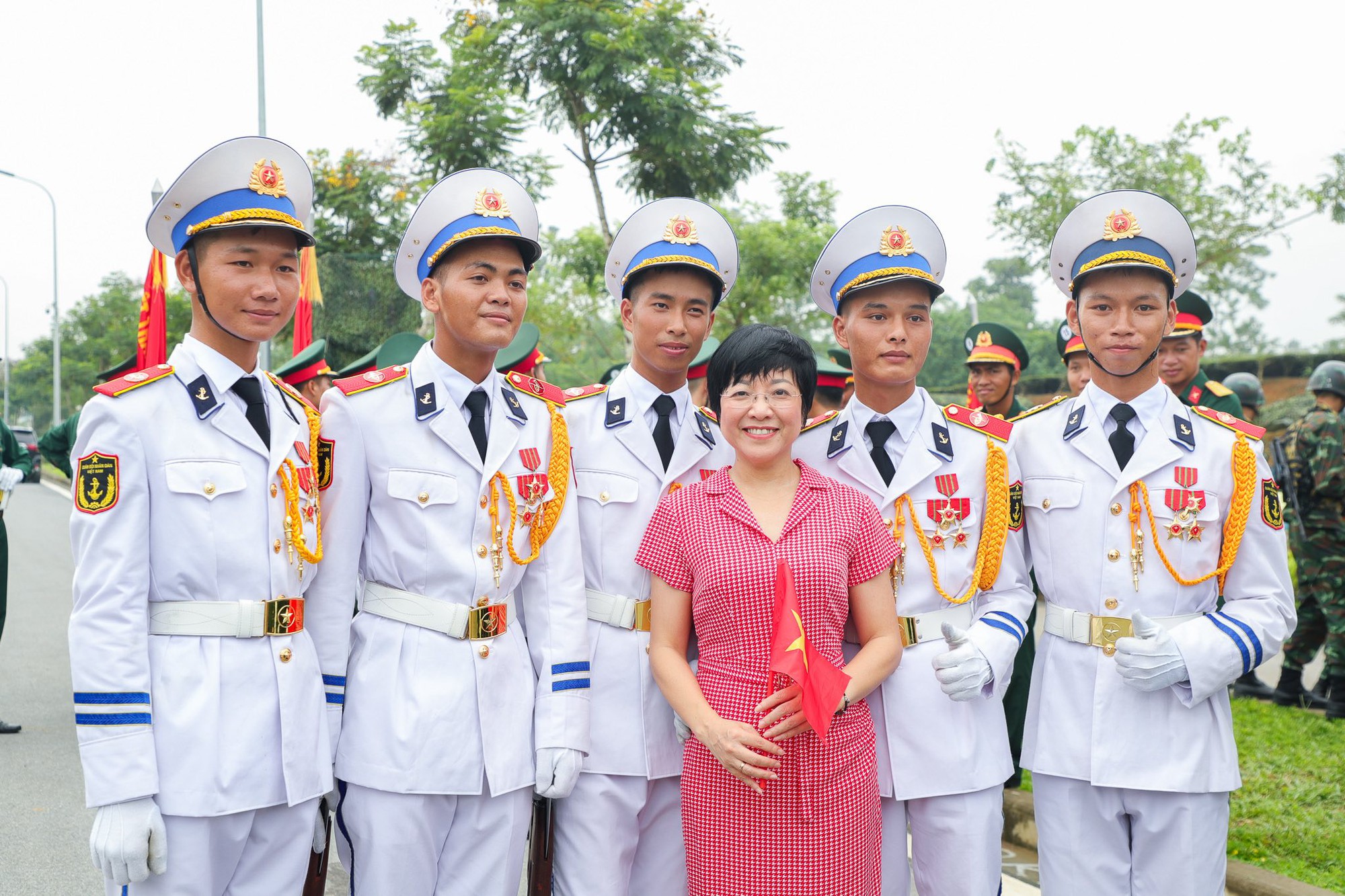 MC Thảo Vân cùng các chiến sĩ