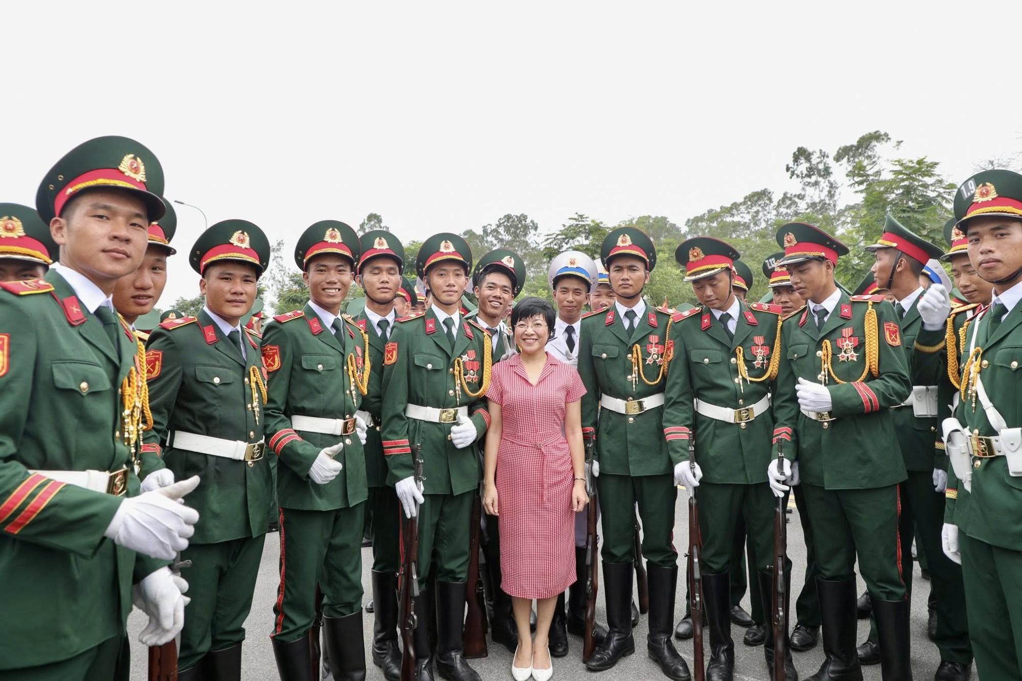 MC Thảo Vân cùng các chiến sĩ