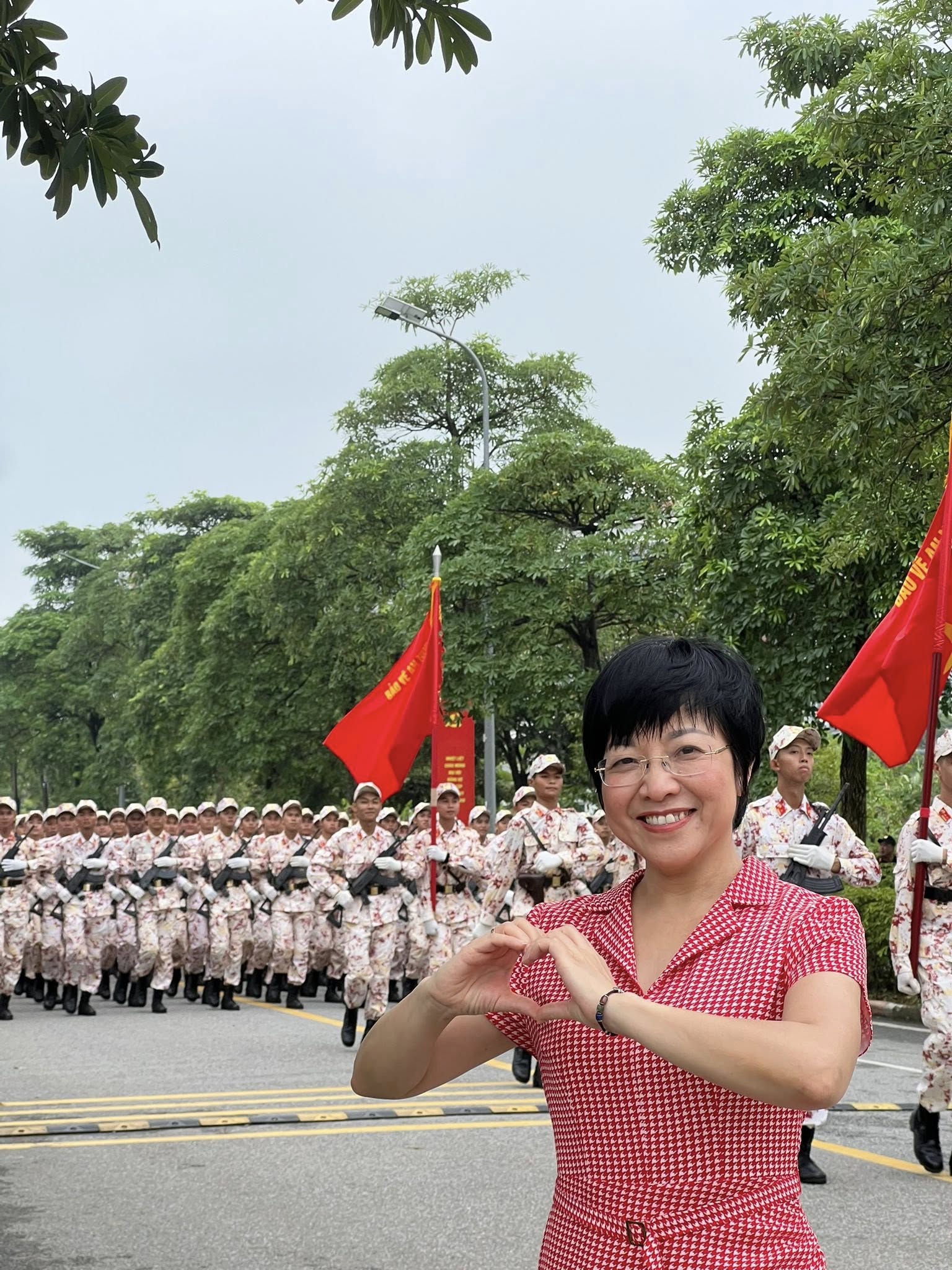 MC Thảo Vân cùng các chiến sĩ