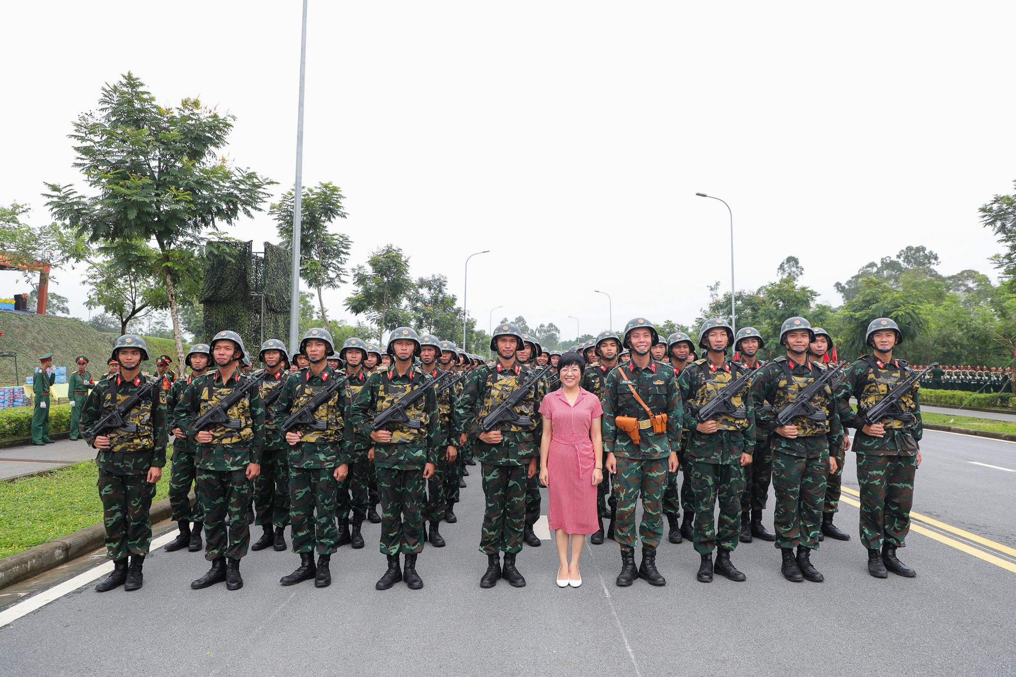 MC Thảo Vân cùng các chiến sĩ