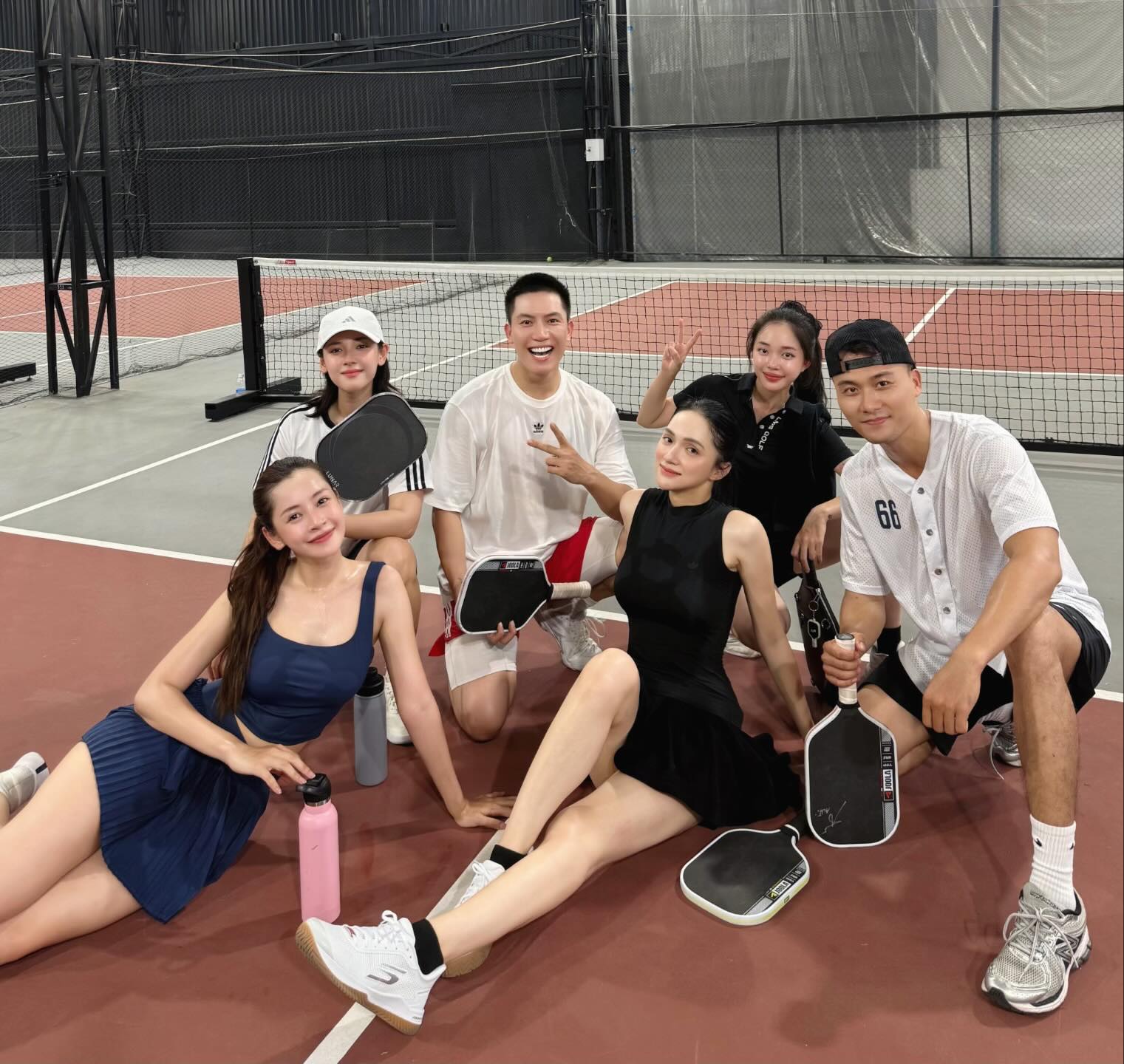 Hành động vội vã của Linh Ngọc Đàm khi tham gia chơi pickleball khiến nhiều người nghi ngờ về mối quan hệ với một nữ nghệ sĩ - Ảnh 1.