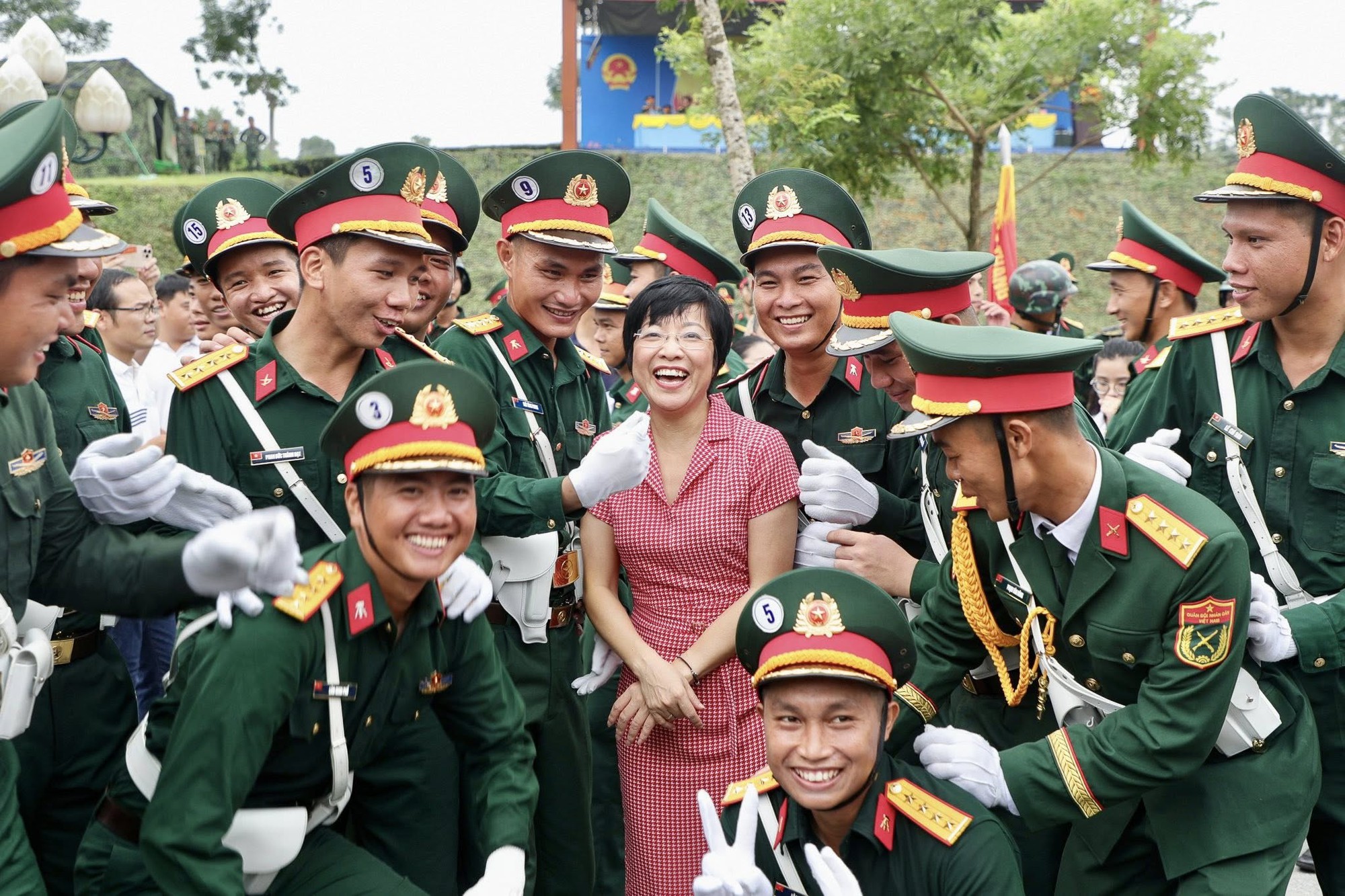 MC Thảo Vân cùng các chiến sĩ
