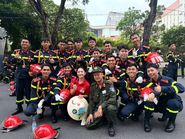 Nguyễn Duyên Quỳnh rơi nước mắt khi ca khúc 'Viết Tiếp Câu Chuyện Hoà Bình' được đồng ca tại lễ hội lớn - Ảnh 2.