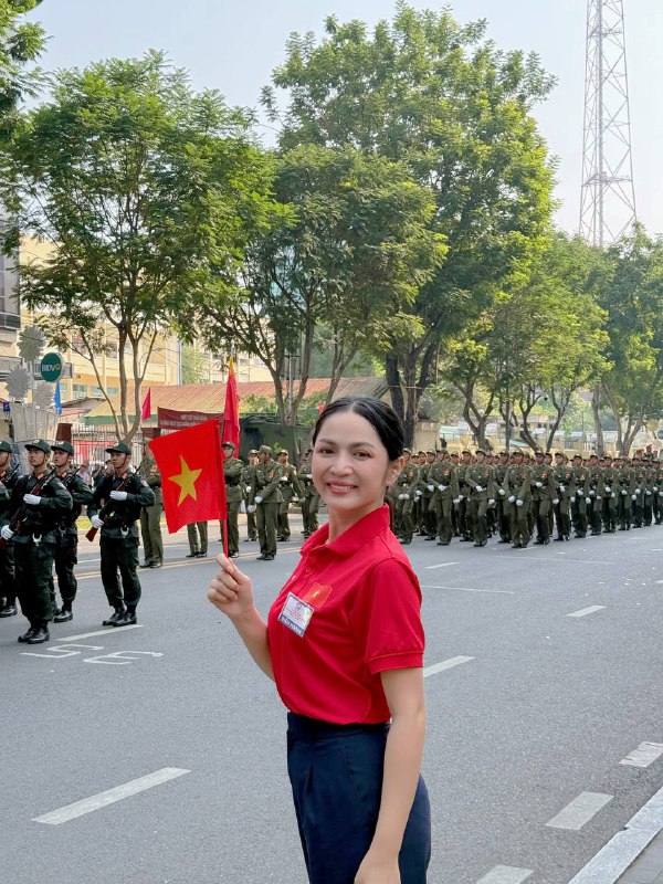 Nguyễn Duyên Quỳnh rơi nước mắt khi ca khúc 'Viết Tiếp Câu Chuyện Hoà Bình' được đồng ca tại lễ hội lớn - Ảnh 4.