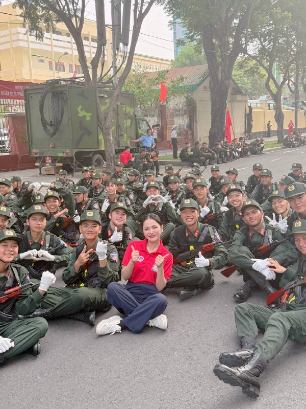 Nguyễn Duyên Quỳnh rơi nước mắt khi ca khúc 'Viết Tiếp Câu Chuyện Hoà Bình' được đồng ca tại lễ hội lớn - Ảnh 3.