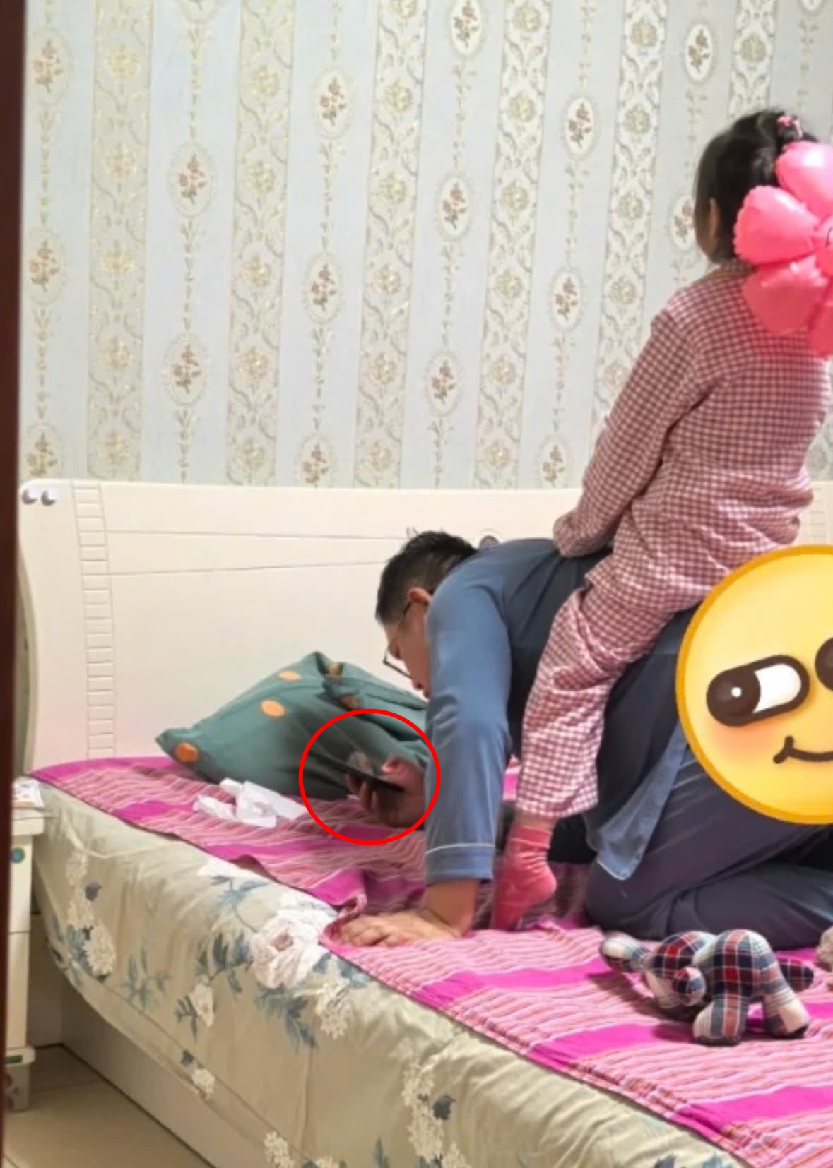 Vợ nhìn chằm chằm vào bức ảnh bố và con gái: Thứ anh cầm trên tay mới đau lòng...- Ảnh 2.
