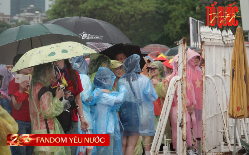 Concert Quốc Gia trước giờ G: Trời mưa tầm tã không ngăn được fandom yêu nước lên đồ chơi tới bến- Ảnh 2.