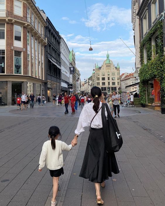Hình ảnh minh họa cho áp lực chi tiêu của phụ huynh trong mùa tựu trường.