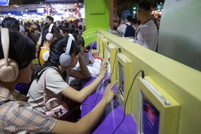 Thính giả trải nghiệm sách nói.