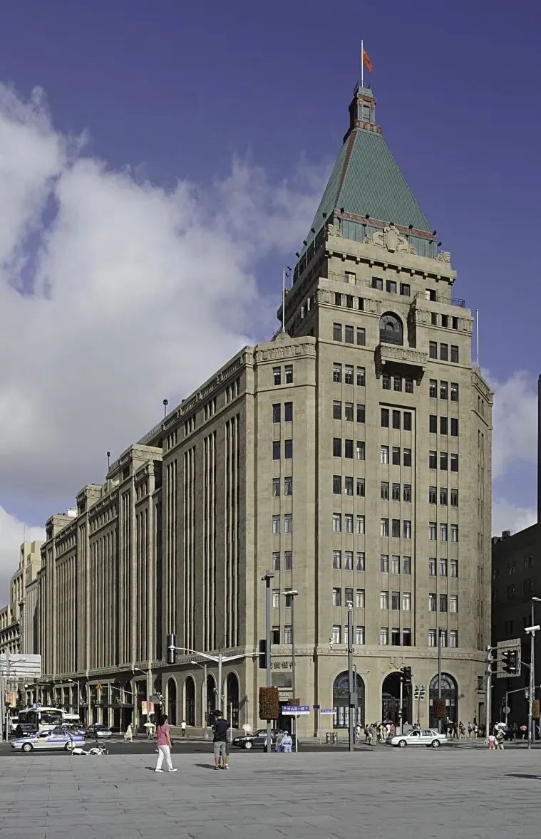 Người đàn ông bí ẩn trong bộ dạng giản dị tại triển lãm ô tô: Ai là chủ nhân của Fairmont Peace Hotel?- Ảnh 4.