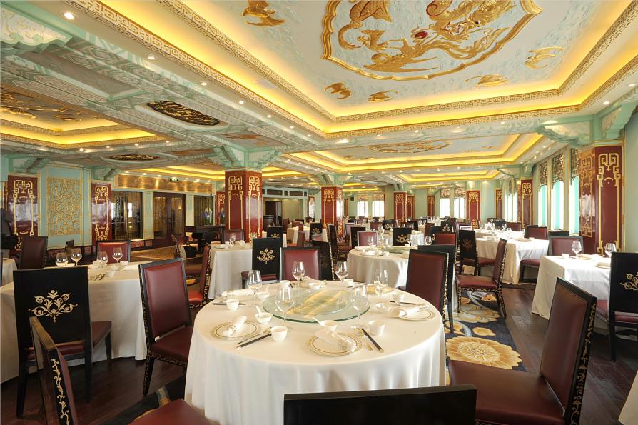 Người đàn ông bí ẩn trong bộ dạng giản dị tại triển lãm ô tô: Ai là chủ nhân của Fairmont Peace Hotel?- Ảnh 9.