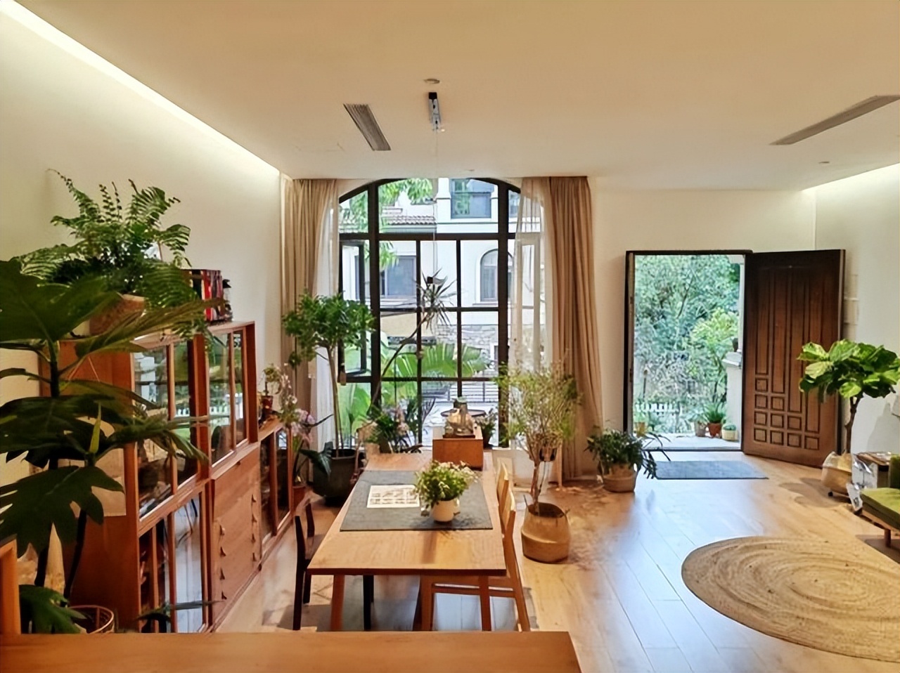 Người mẹ đơn thân 50 tuổi sống hạnh phúc trong biệt thự 300m²: 