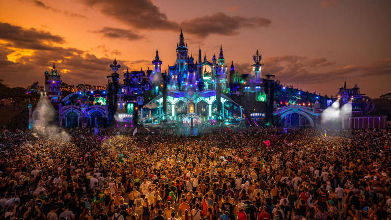 Sự cố cháy lớn tại lễ hội âm nhạc Tomorrowland, sân khấu chính bị thiêu rụi, hơn 100 nghìn fan lao đao- Ảnh 1.