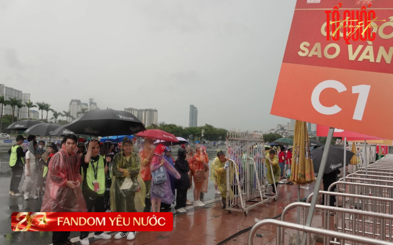 Concert Quốc Gia trước giờ G: Trời mưa tầm tã không ngăn được fandom yêu nước lên đồ chơi tới bến- Ảnh 1.