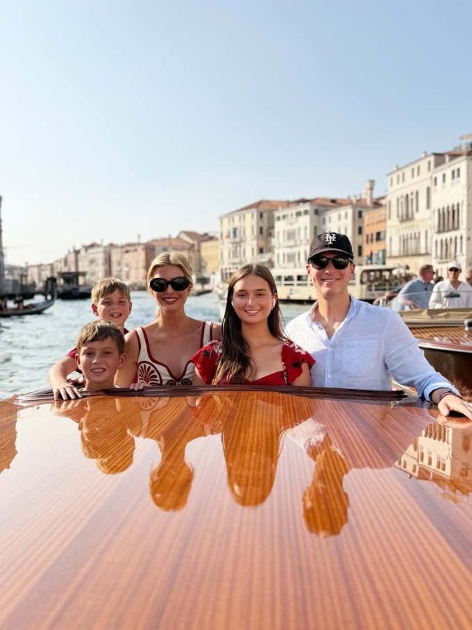 Trong ngày đầu tới Venice, Arabella diện đầm midi màu đỏ khoét cổ trái tim, đồng điệu với crop top và chân váy của mẹ.