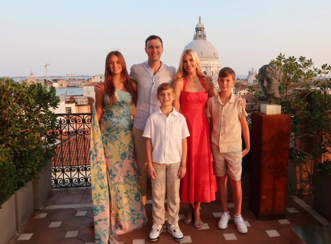 Arabella (trái) cùng bố mẹ các em chụp ảnh ở khách sạn tại Venice.