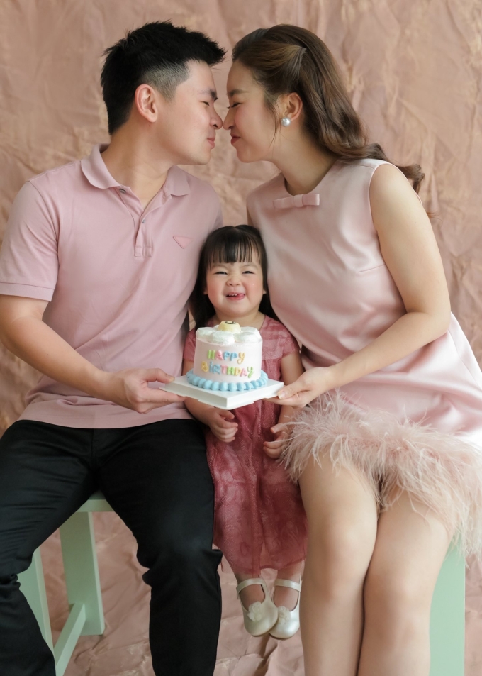 Gia đình Đỗ Mỹ Linh chụp ảnh kỷ niệm dịp con gái tròn hai tuổi.