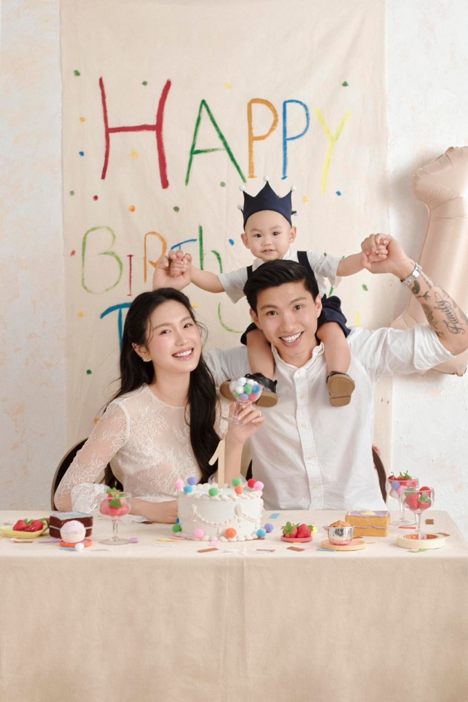 Gia đình Doãn Hải My bên con trai trong ngày sinh nhật