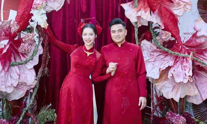Nông Thúy Hằng, Đình Hiếu diện áo dài thêu họa tiết rồng, phụng.