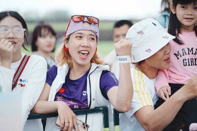 Một phụ huynh, vừa hoàn thành VnExpress Marathon Huế vào buổi sáng, cổ vũ cho con. Ảnh: VM