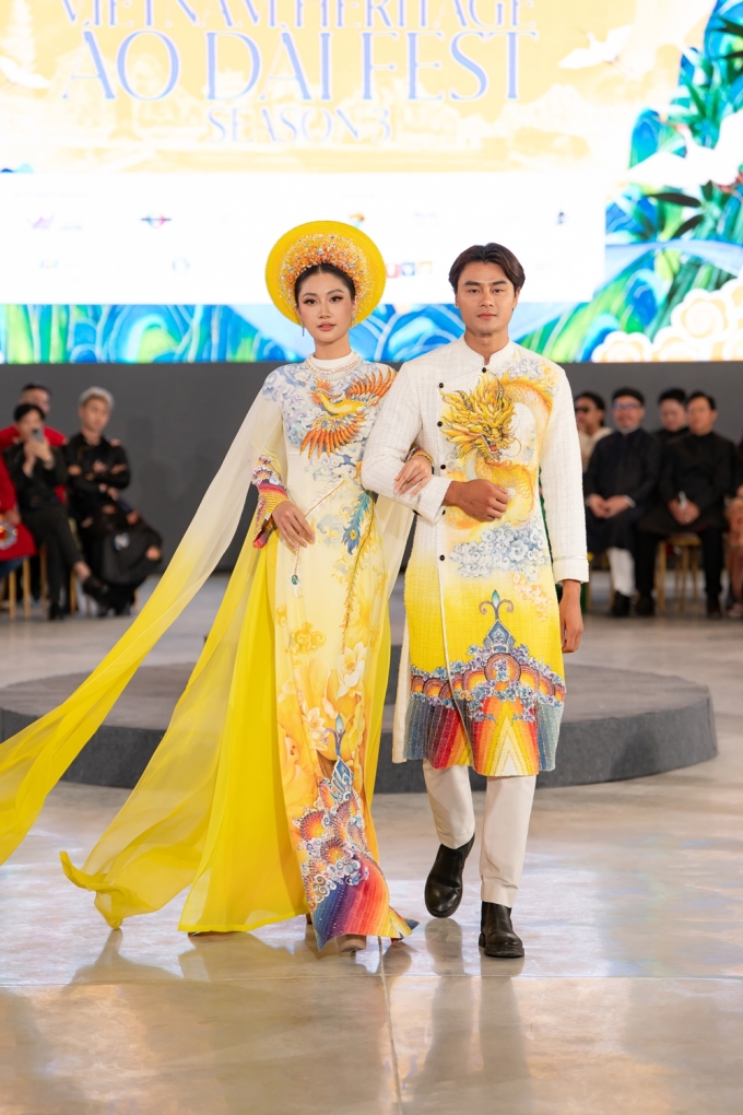 Hoa hậu, á hậu catwalk với áo dài tại Lễ hội di sản áo dài