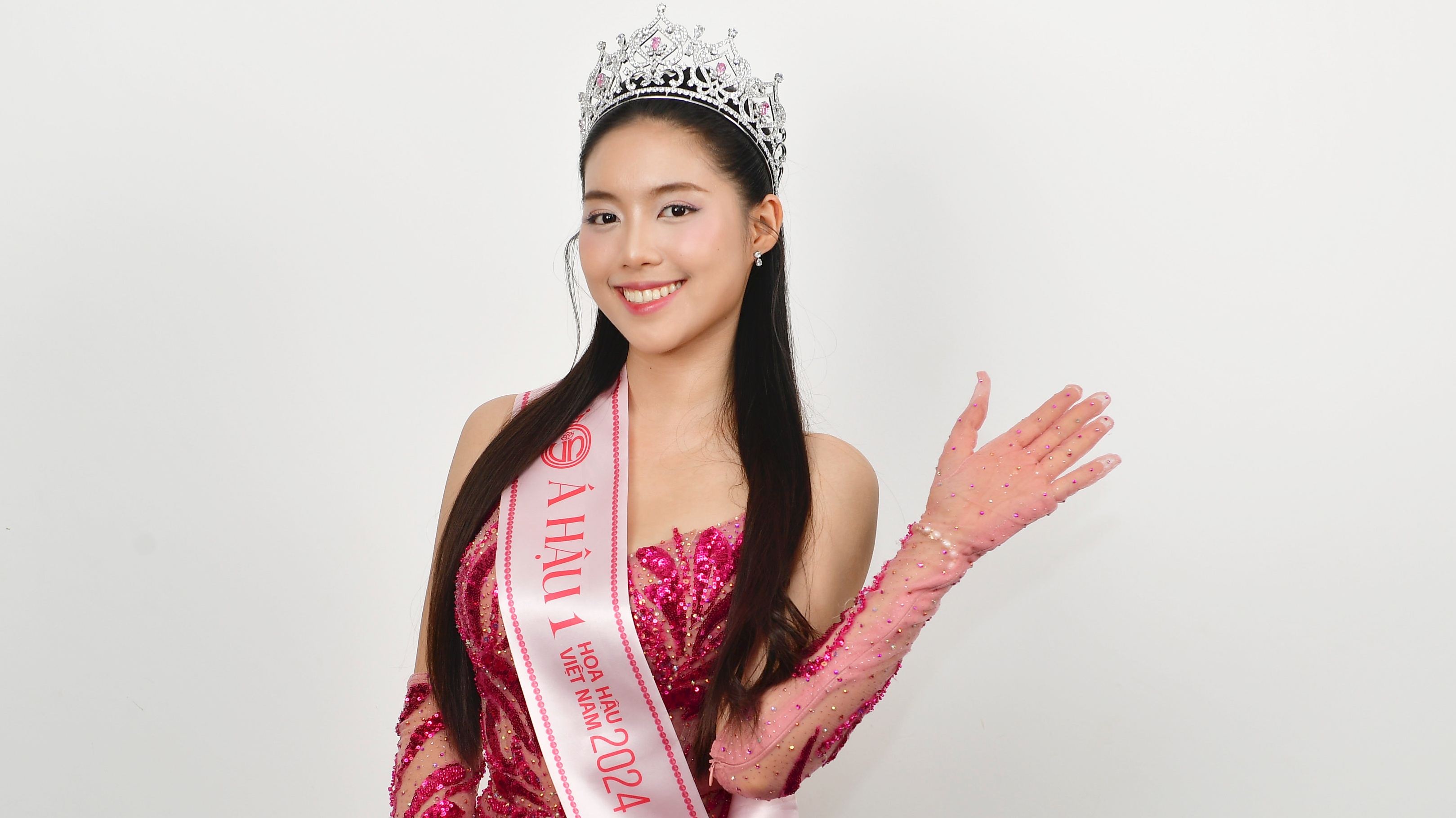 Á hậu Châu Anh khóc cảm ơn bố mẹ 'giúp con biết kỷ luật'