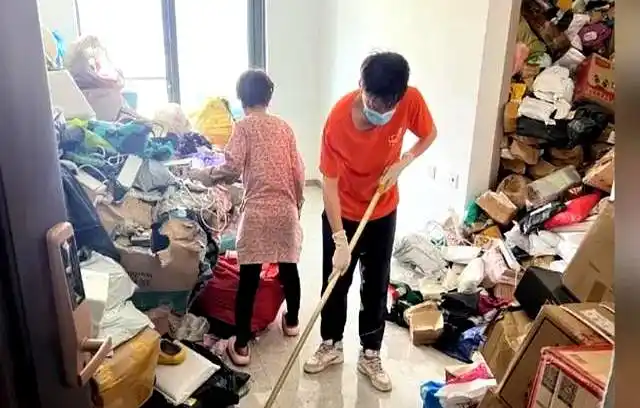 Cảnh tượng hàng online chất đống trong nhà bà Vương